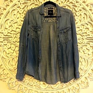 4/$25 | AMERICAN EAGLE DENIM BUTTON UP
